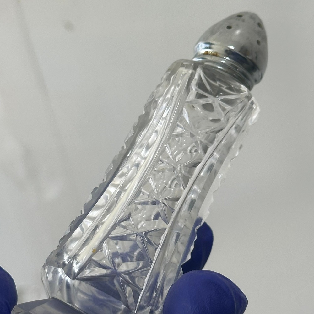 Vintage‎ Crystal Salt Pepper Shakers Silver Tops Clear Embossed Design - Picture 2 of 4